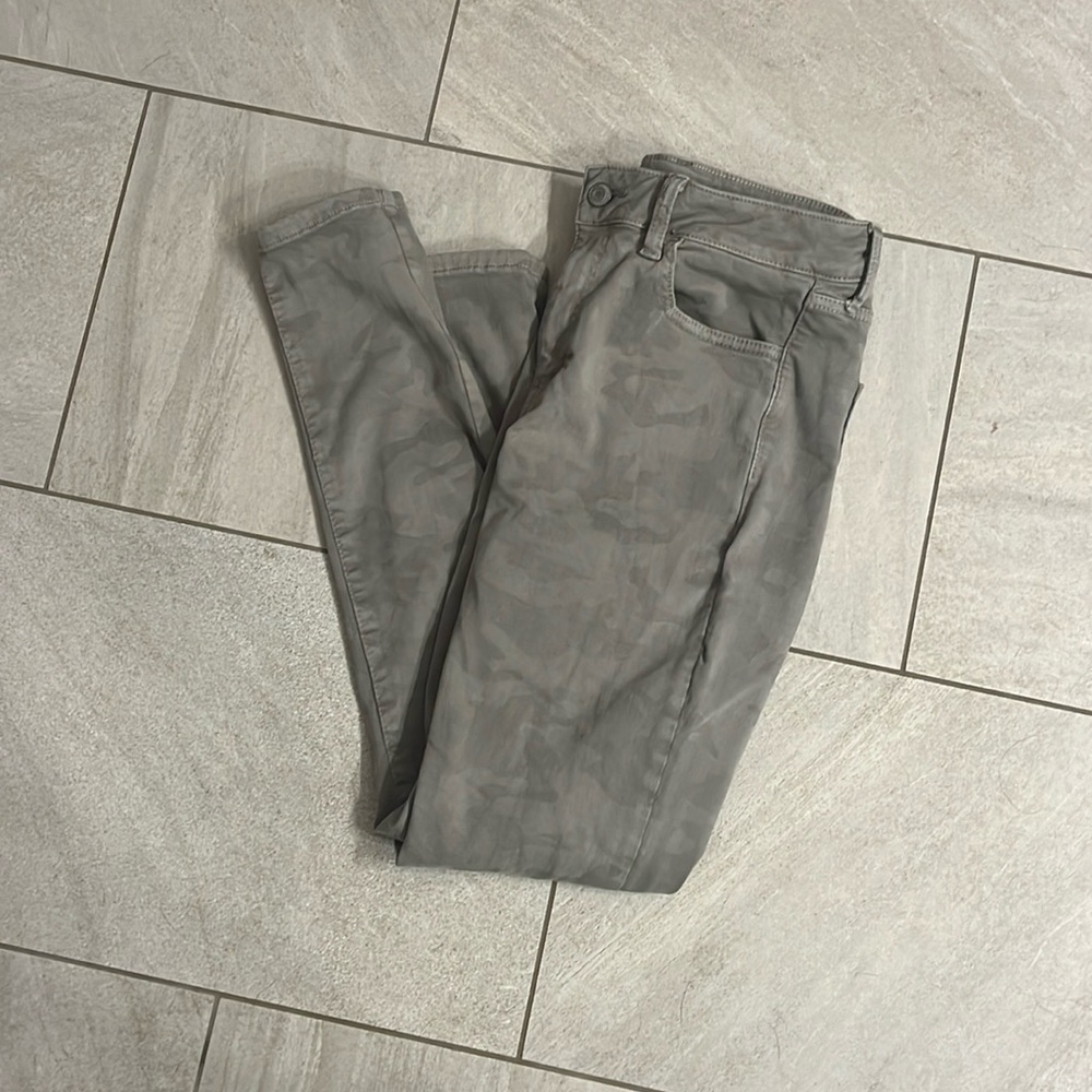 American eagle size ten skinny stretchy camo jean euc
